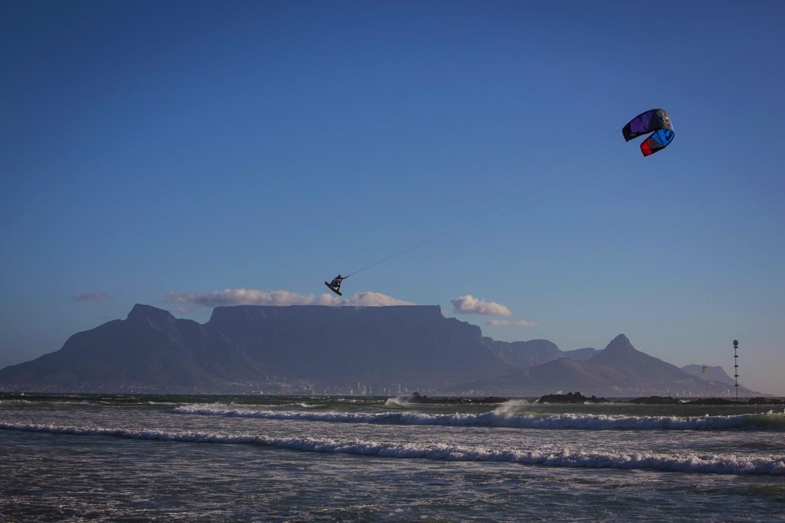 Ruben Lenten megaloop at the Red Bull King of the Air on the Best Extract kite - flying above table mountain   
