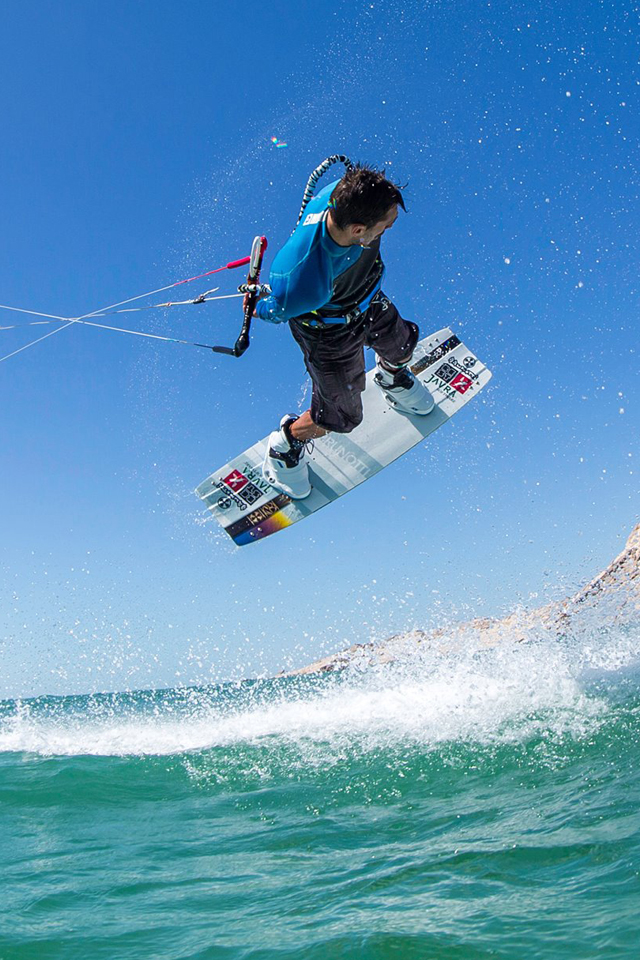 kitesurf wallpaper image - Youri Zoon with a very low handlepass - in resolution: iPhone 640 X 960