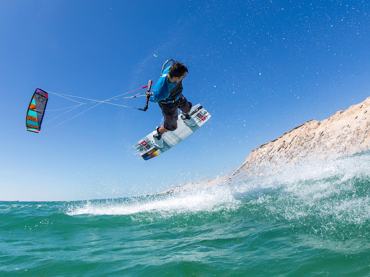 kitesurf wallpaper image - Youri Zoon with a very low handlepass - in resolution: Standard 4:3 1280 X 960