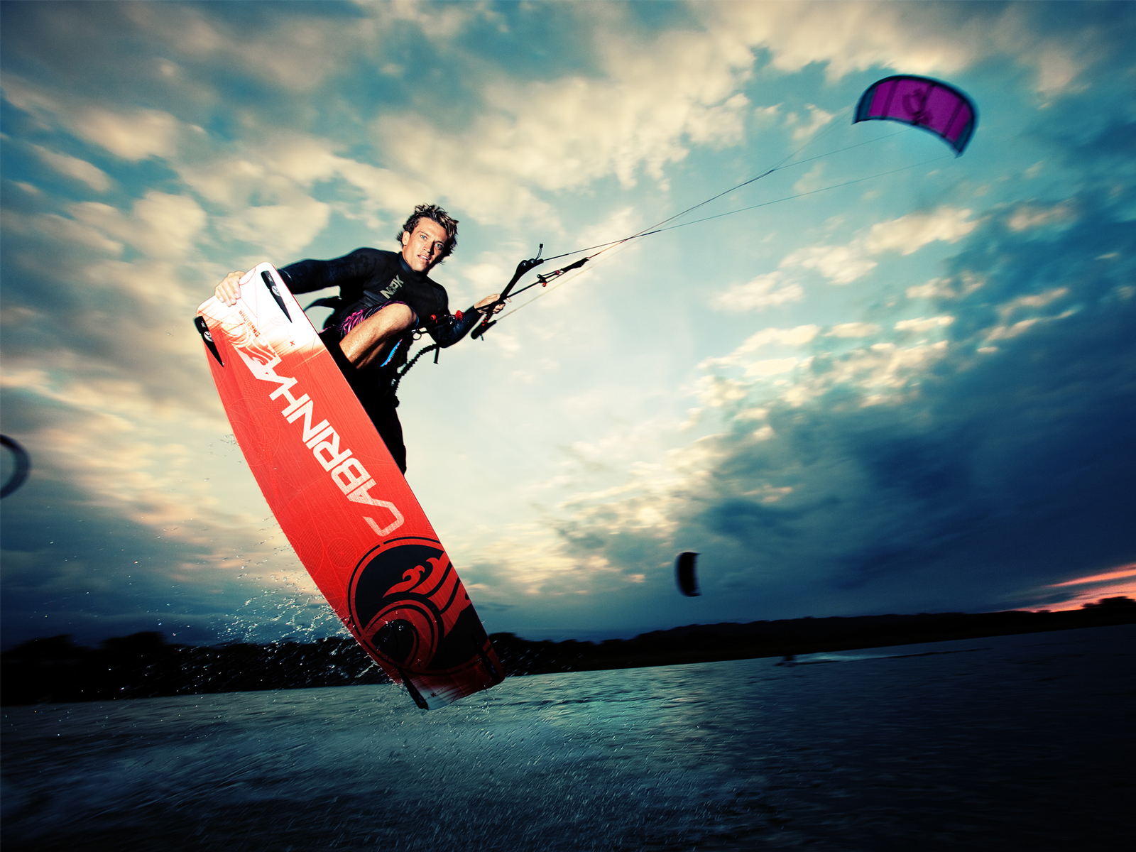 kitesurf wallpaper image - Damien LeRoy with a tailgrab at dusk on his Cabrinha kites gear - in resolution: Standard 4:3 1600 X 1200