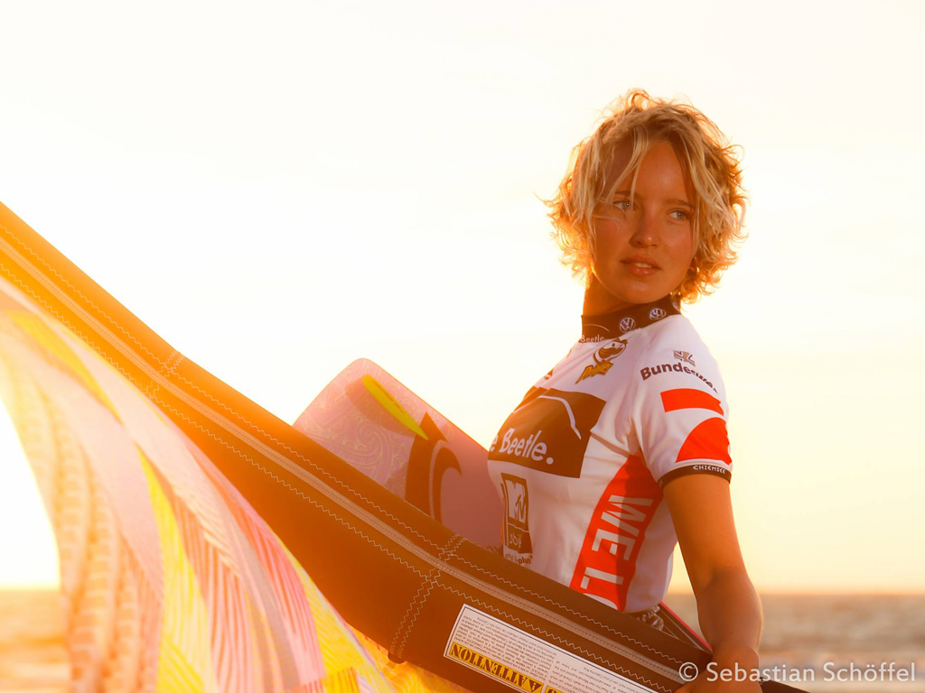 kitesurf wallpaper image - Annabel van Westerop sunset with kite - in resolution: iPad 1 1024 X 768